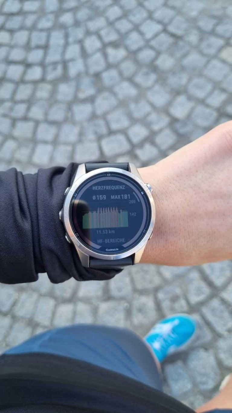 This image shows a garmin watch after an intervall training with the heart rate graph displayed.